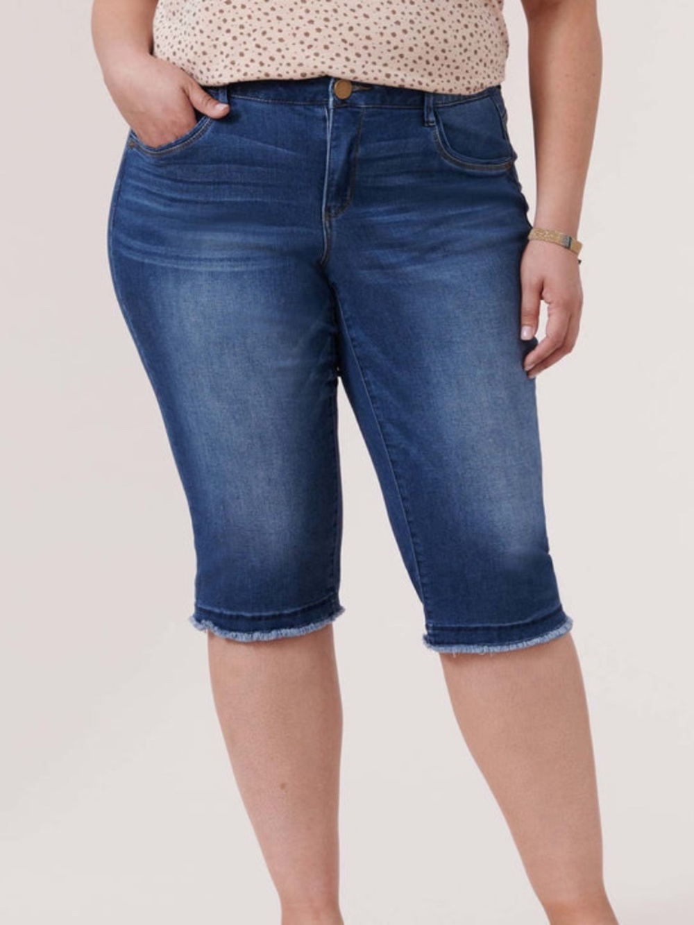 Democracy - "Ab"solution Fray Hem Plus Skimmer Denim Blue Jean Capri - 20 W